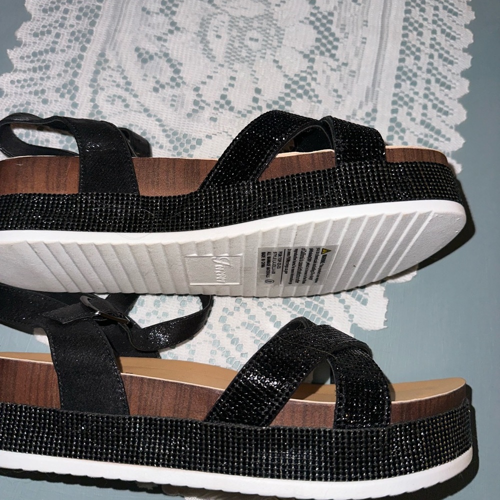 Sandles - Picture 2 of 5